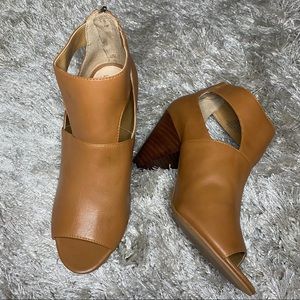 Vince camuto leather heeled sandals